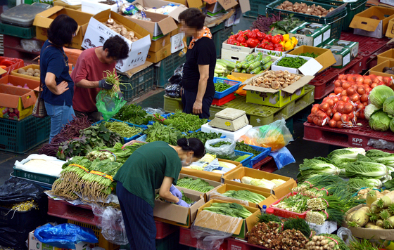 Vegetables are displayed at a wholesale market in Daejeon on Aug. 23. [JOONGANG PHOTO]
