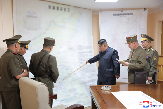 In this photo released by Pyongyang's state-controlled Korean Central News Agency (KCNA) on Thursday, North Korean leader Kim Jong-un points at a map of South Korea during his visit to a North Korean military command post. Kim called for heavy strikes against South Korean command centers and communications to cripple Seoul's military capabilities in the event of armed hostilities, according to the KCNA. [YONHAP]