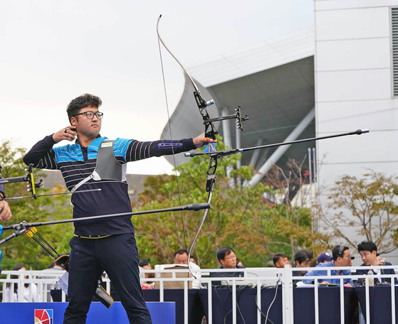 Archer Kim Woo-jin, the winner of the Hyundai Motor Chung Mong-koo Cup Korea Archery Competition in 2019, fires an arrow in the final. [HYUNDAI MOTOR] 