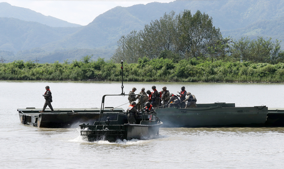 The South Korean Army's 7th Engineer Brigade and the U.S. Army 2nd Infantry Division's 814th Engineer Company conduct a combined river-crossing exercise in Cheorwon, Gangwon, on Thursday. [NEWS1]