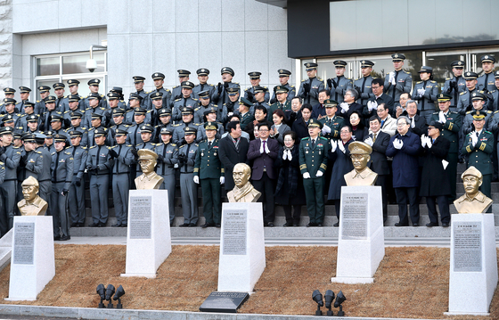 Cadets and officials of the Korea Military Academy pose for a photo during a bust-erecting ceremony held at the military academy in Nowon District, northern Seoul, on March 1, 2018. [YONHAP]