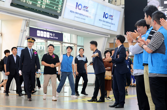 Korail officials welcome the one billionth passenger to use the KTX bullet train at Seoul Station in central Seoul on Thursday. KTX trains began operating in April 2004. [YONHAP]