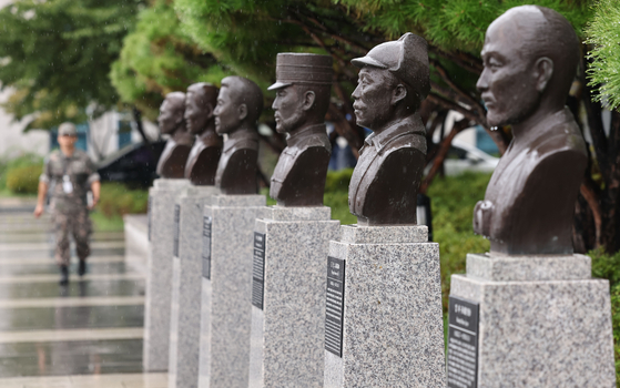 A bust of Hong Beom-do, second from the right, is erected at the Ministry of National Defense on Monday. [YONHAP]