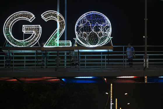 An illuminated G20 Summit logo is displayed over a bridge in New Delhi, India, Tuesday, ahead of the gathering of Group of 20 leaders next week. [AFP/YONHAP]