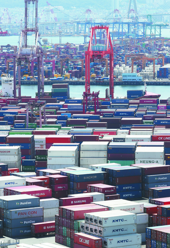 Containers are stacked up at a port in Busan on Aug. 1. [NEWS1] 