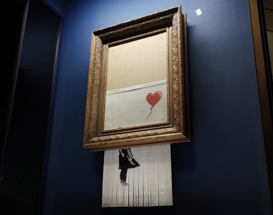 Banksy's “Girl without Balloon” (2021), also known as ″Love is in the Bin,″ is on view at the Paradise City resort complex in Incheon starting Sept. 5. [YONHAP]