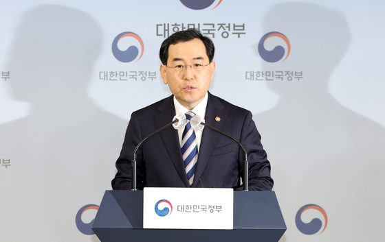 Industry Minister Lee Chang-yang speaks at the Seoul Government Complex in central Seoul on May 15. [JOONGANG PHOTO]