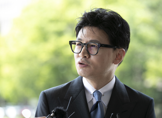 Justice Minister Han Dong-hoon speaks to reporters at the government complex in Gwacheon, Gyeonggi, on Aug. 9. [NEWS1]
