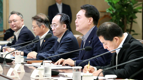President Yoon Suk Yeol, second from right, announces that Oct. 2 has been designated as a temporary holiday at an economy and livelihood meeting at the Yongsan presidential office in central Seoul Thursday. [JOINT PRESS CORPS]