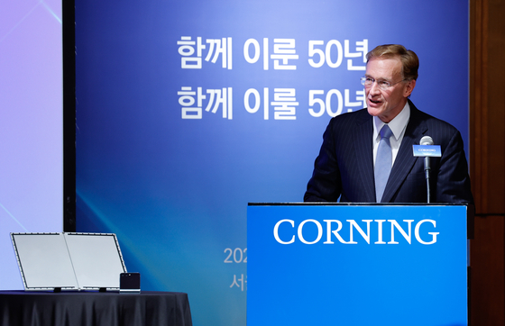  Wendell P. Weeks, Corning CEO and board chairman, speaks during a press conference held in central Seoul on Thursday. [NEWS1]