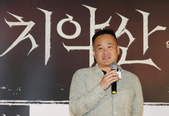 Producer Oh Sung-il speaks during a press conference for the upcoming horror film ″Mount Chiak″ at Lotte Cinema Konkuk University branch in Gwangjin District, eastern Seoul, on Thursday. [YONHAP]
