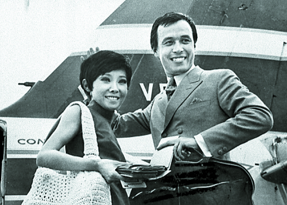 Singer Yoon Bok-hee, left, and her husband Yu Ju-yong go on touring overseas in the 1960s. [JOONGANG PHOTO]  