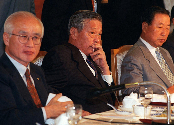 SK Group's former chairman Chey Jong-hyon, center, and a father of Chey Tae-won attends Federation of Korean Industries meeting in 1997 with a respirator after having a lung cancer surgery. [SK GROUP]