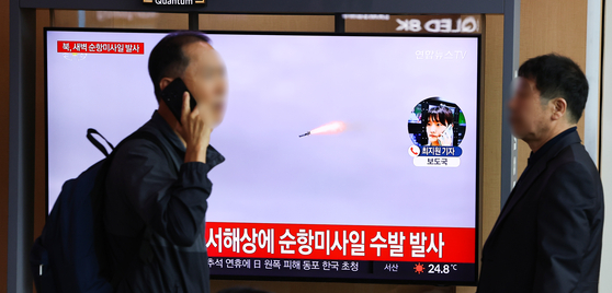 Breaking news of North Korea's missile firing shown on a TV at Seoul station on Saturday. [YONHAP]