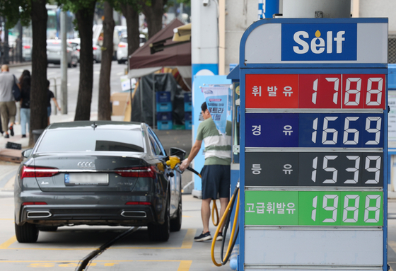 A gas station in Seoul sells gasoline for 1,788 won ($1.36) per liter on Sunday. The average gasoline price nationwide was 1744.9 won per liter in the fifth week of August, up 4.2 won compared to the previous week, according to Opinet, the Korea National Oil Corporation’s oil price management system. The average diesel price increased 12.3 won to 1630 won per liter. [NEWS1]