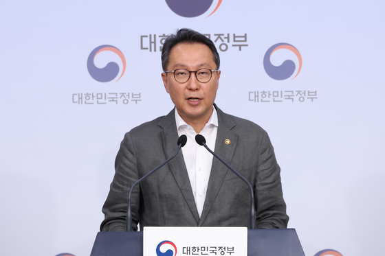 Vice Health Minister Park Min-soo discusses drug addiction treatment and rehabilitation facilities in Seoul on Friday,. [YONHAP] 