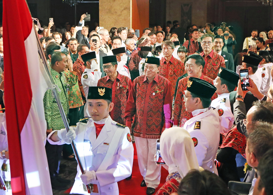 VIP guests enter the venue for the special reception to celebrate the 50th anniversary of diplomatic relations between Indonesia and Korea and Indonesia's 78th anniversary of its Independence Day at the Lotte Hotel in central Seoul on Thursday. [PARK SANG-MOON]