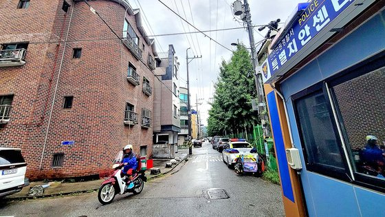 The Ansan Danwon Police Precinct's special public safety center, right, is located right in front of a multi-unit residence where child rapist Cho Doo-soon lives. [SON SUNG-BAE]