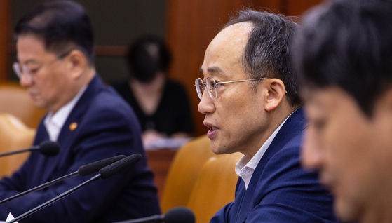 Finance Minister Choo Kyung-ho speaks in a meeting at the Government Complex in central Seoul on Monday. [YONHAP]