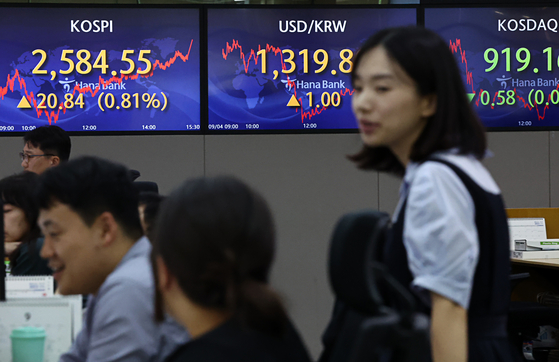 Screens in Hana Bank's trading room in central Seoul show the Kospi closing at 2,584.55 points on Monday, up 0.81percent, or 20.84 points, from the previous trading session. [YONHAP]