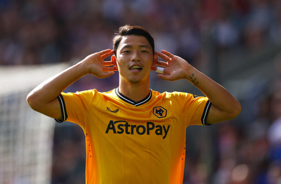 Wolverhampton Wanderers' Hwang Hee-chan celebrates scoring during a game against Crystal Palace at Selhurst Park in London on Sunday.  [REUTERS/YONHAP]