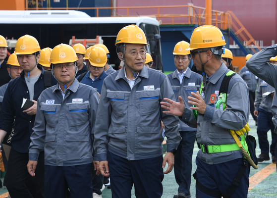 Finance Minister Choo Kyung-ho, center, inspects shipbuilding facilities at Hanwha Ocean headquarters in Geoje, South Gyeongsang, on Monday. [YONHAP]