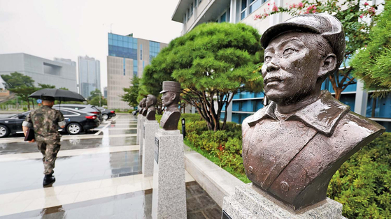 The bust of Hong Beom-do, a general of the Korean Independence Army during the Japanese occupation, at the Defense Ministry headquarters in Seoul in this file photo dated Aug. 28. Hong is revered in Korea for his victories over Japanese forces in several high-profile battles such as the Battle of Fengwudong at northeastern China in 1920. However, he is also accused of having ties with communists, including an event where Soviet forces disarmed Korean independence fighters.[YONHAP] 