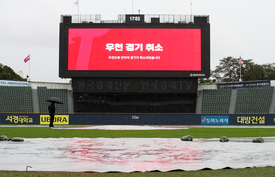 An announcement on the jumbotron at Jamsil Baseball Stadium in southern Seoul says that the scheduled game between the LG Twins and Doosan Bears on Aug. 29 is canceled due to heavy rainfall.  [NEWS1]