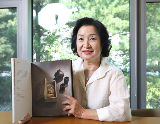 Chung Hae-kyung, advisory committee member for Matgongbang and professor emeritus of food and nutrition at Hoseo University, talks to the Korea JoongAng Daily on Aug. 21 about the English publication of cookbook "Roots and Wings." [PARK SANG-MOON]