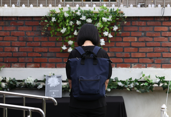 A visitor pays tribute to the Seo 2 Elementary School teacher who died by suicide in July, on Monday. The day marks the 49th day since her death. [YONHAP]