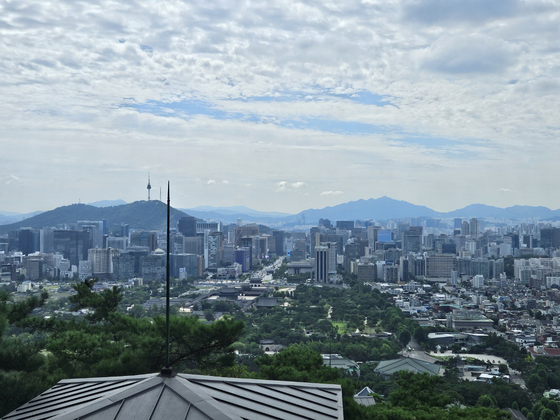 The view of Seoul from Blue House Observatory at Mount Bukak in central Seoul [PAIK JI-HWAN]