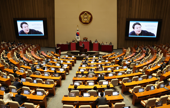 Lawmakers of rival parties grill Prime Minister Han Duck-soo in a parliamentary interpellation session of Yoon Suk Yeok government officials Tuesday at the National Assembly in Yeouido, western Seoul. [NEWS1]