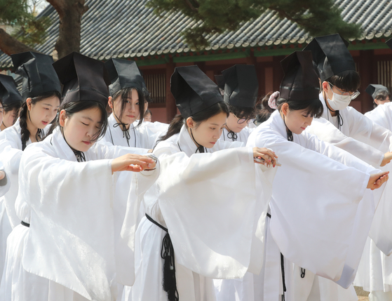 Sungkyunkwan University first-year students attend the school's welcoming ceremony in March. [NEWS1]