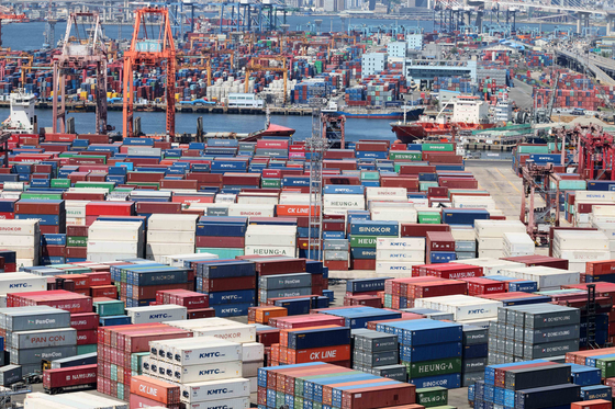 Shipping containers are stacked up at a port in Busan on Aug. 1 [JOONGANG PHOTO]