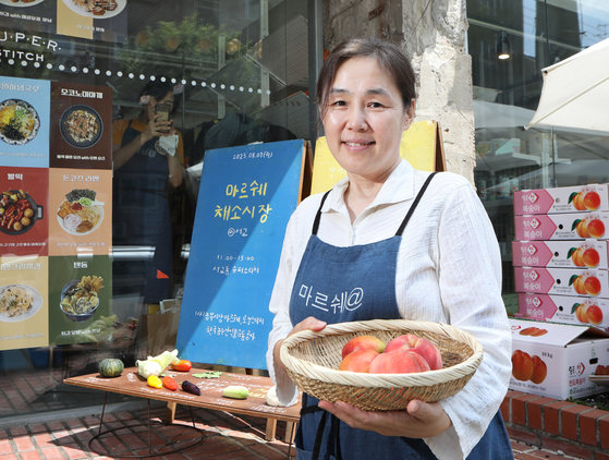 Lee Bo-eun, founder and executive director of Seoul's farmers' market Marche@ poses for a photo at one of Marche@'s markets in Mapo District, western Seoul, on Aug. 7. [PARK SANG-MOON]