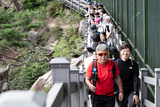 Second Vice Minister of Sports Jang Mi-ran, front right, hikes Mount Bukak in central Seoul on Tuesday alongside mountaineer Um Hong-gil, front left, actor Fabien Yoon and university students. [NEWS1] 