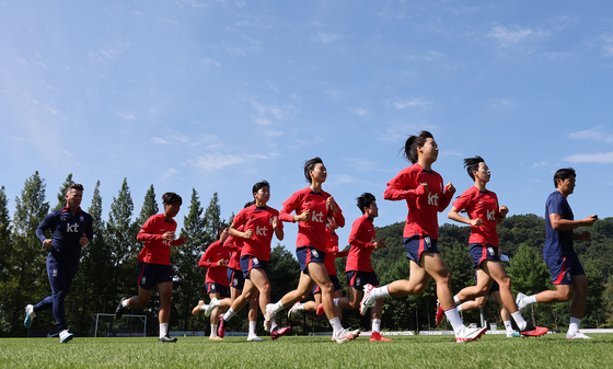 Head Coach Colin Bell, left, trains with the Korean national women’s football team at the National Football Center in Paju, Gyeonggi on Tuesday. Korea will play their first game of the Hangzhou Asian Games against Myanmar on Sept. 22.  [YONHAP]