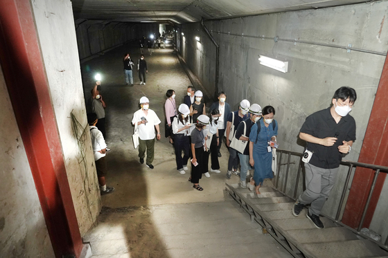 The 3,182-square-meter (34,250-square-feet) underground space between City Hall Station and Euljiro 1-ga Station along subway line No. 2 will be opened to the public for the first time in 40 years from Sept. 8 through 23, the Seoul Metropolitan Government said Tuesday. The city government will hear ideas from citizens on how to make use of the space located 13 meters under Seoul Plaza in central Seoul. The city government assumes the space, which is located above the tracks of subway line No.2, was created to connect the two stations at different heights. Photo shows the underground space unveiled to the local press on Tuesday ahead of its opening to the public. [SEOUL METROPOLITAN GOVERNMENT]