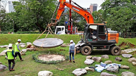 Artist and activist Lim Ok-sang's sculpture located in the ″Place of Memory″ park in central Seoul, made to commemorate the "comfort women″ victims, was demolished Tuesday after Seoul's city government decided to remove six artworks of Lim in the city following his recent conviction for a sexual offense. [NEWS1] 