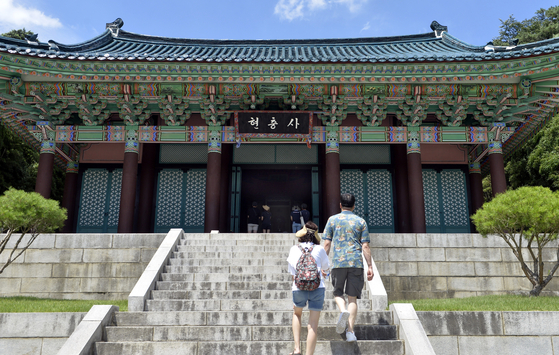 Visitors walk up Hyeonchungsa Shrine in Asan, south Chungcheong [JOONGANG PHOTO] 