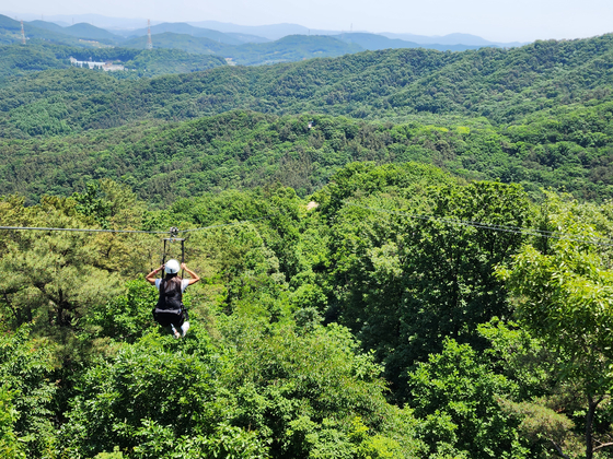 A zip-line experience at Mount Yeongin in Asan, south Chungcheong [YIM SEUNG-HYE] 