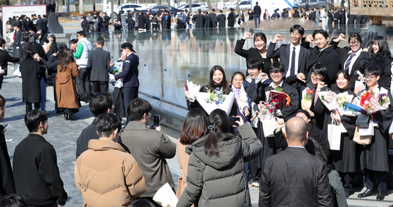 Graduating students pose for a photo on Jeonbuk National University's campus in Jeonju, North Jeolla. [NEWS1]