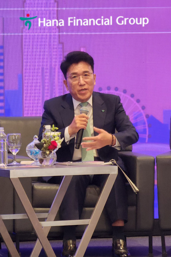 Hana Financial Group Chairman Ham Young-joo talks to investors during a finance event held in Singapore in May. Ham is on a two-day trip to Hong Kong, which started on Tuesday, to meet with local investors. [HANA FINANCIAL GROUP]