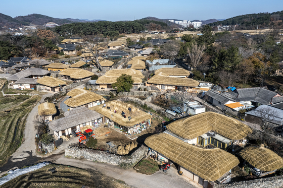 Asan City's Oeam Folk Village, which is still occupied by 60 households, is known for well-preserving Korea’s old houses. [JOONGANG PHOTO] 