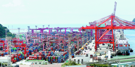 Containers are stacked up at a port in Busan on July 25. [JOONGANG PHOTO]