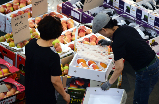 Fruits and vegetables are displayed at a wholesale market in Daejeon on Aug. 23. [JOONGANG PHOTO] 