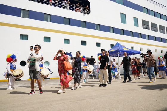 Chinese group tourists arrive at Jeju on Aug. 31 for the first time in six years and five months on passenger ferry Blue Dream Star. [LOTTE DUTY FREE]