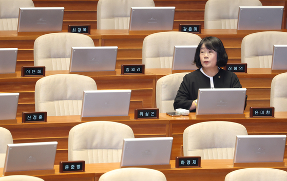 Independent Rep. Youn Mee-hyang attends the National Assembly in Yeouido, Seoul, on Tuesday. The government is looking into allegations that Youn made contact with pro-North group officials without government approval. [YONHAP] 
