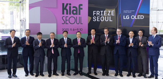 Culture, Sports and Tourism Minister Park Bo-gyoon, fifth from the left, and Seoul Mayor Oh Se-hoon, seventh from left, with other dignitaries at the opening ceremony for the Frieze Seoul and Kiaf Seoul art fairs held in Coex, southern Seoul, on Wednesday. Frieze runs through to Saturday and Kiaf, or the Korean International Art Fair, runs through to Sunday. [NEWS1]