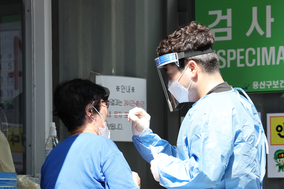A person gets tested for Covid-19 at a test center in Yongsan on Aug. 31. [YONHAP]